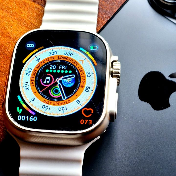 Pebble Cosmos Engage over an iPhone.