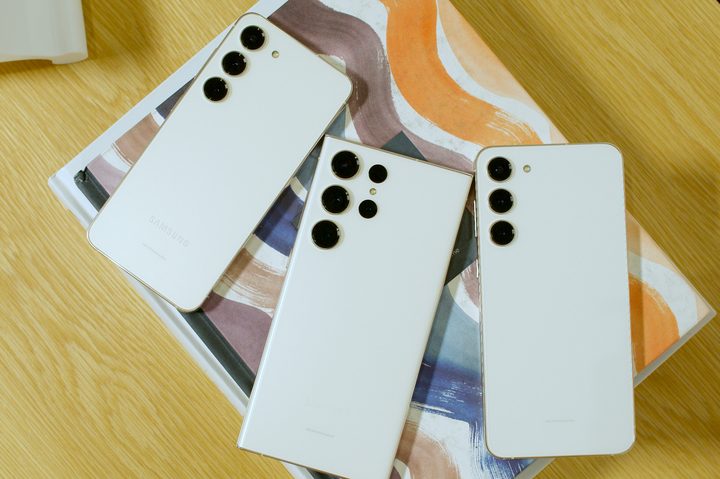 The Samsung Galaxy S23, S23 Plus, and S23 Ultra all next to each other.