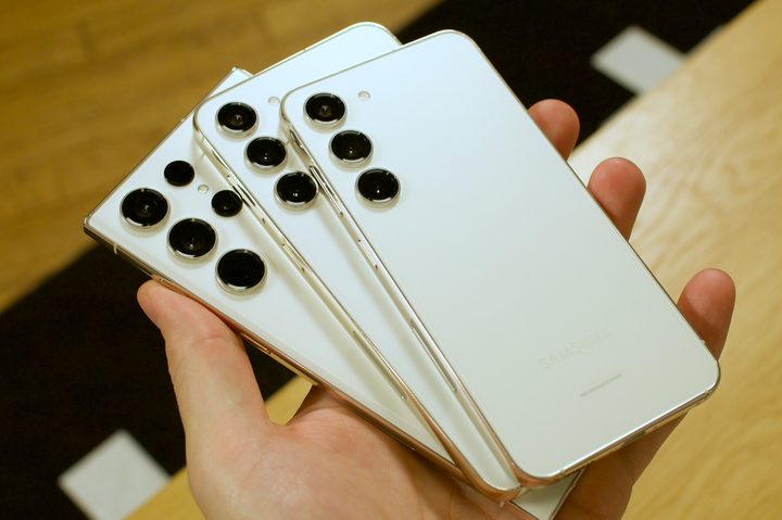 The Samsung Galaxy S23, S23 Plus, and S23 Ultra all next to each other.