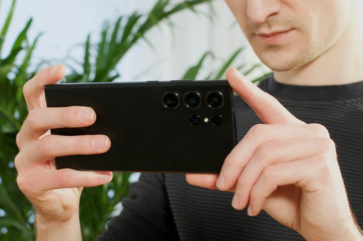 Joe Maring holding a black Samsung Galaxy S23 Ultra.