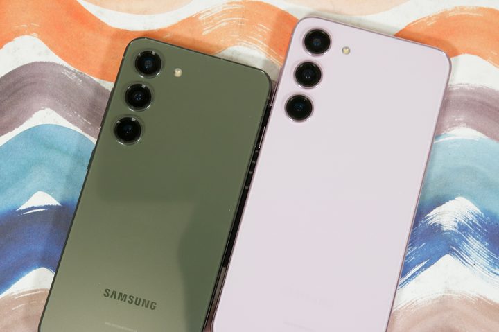 A green Samsung Galaxy S23 next to a pink Samsung Galaxy S23 Plus.