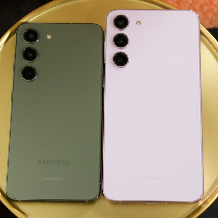 A green Samsung Galaxy S23 next to a pink Samsung Galaxy S23 Plus.