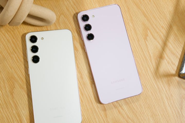 A white Samsung Galaxy S23 next to a pink Samsung Galaxy S23 Plus.