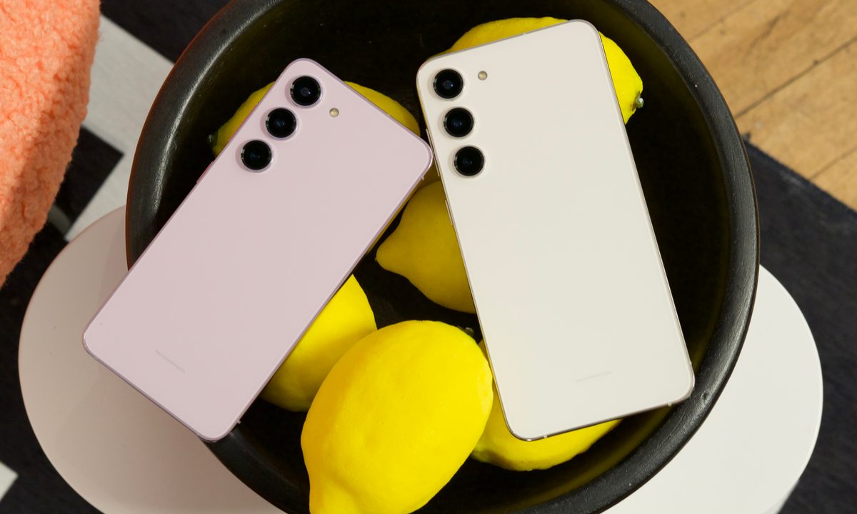 A Samsung Galaxy S23 next to a Samsung Galaxy S23 Plus.