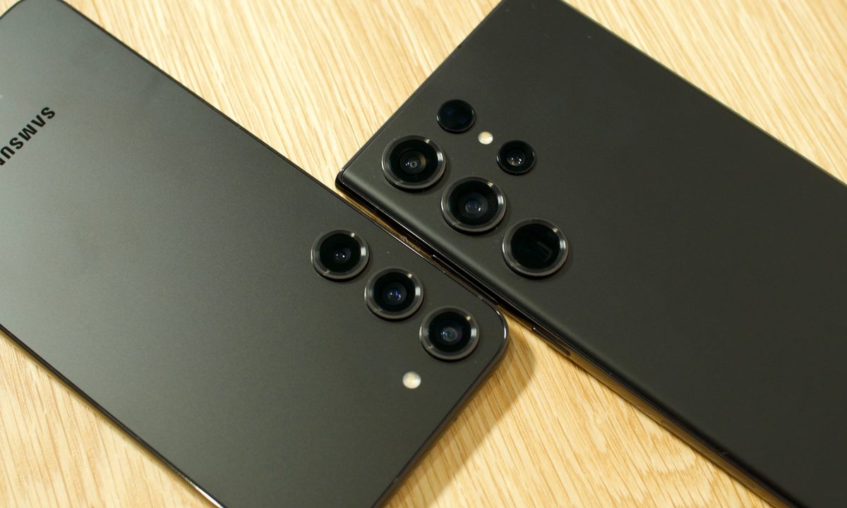 Samsung Galaxy S23 next to the Samsung Galaxy S23 Ultra.