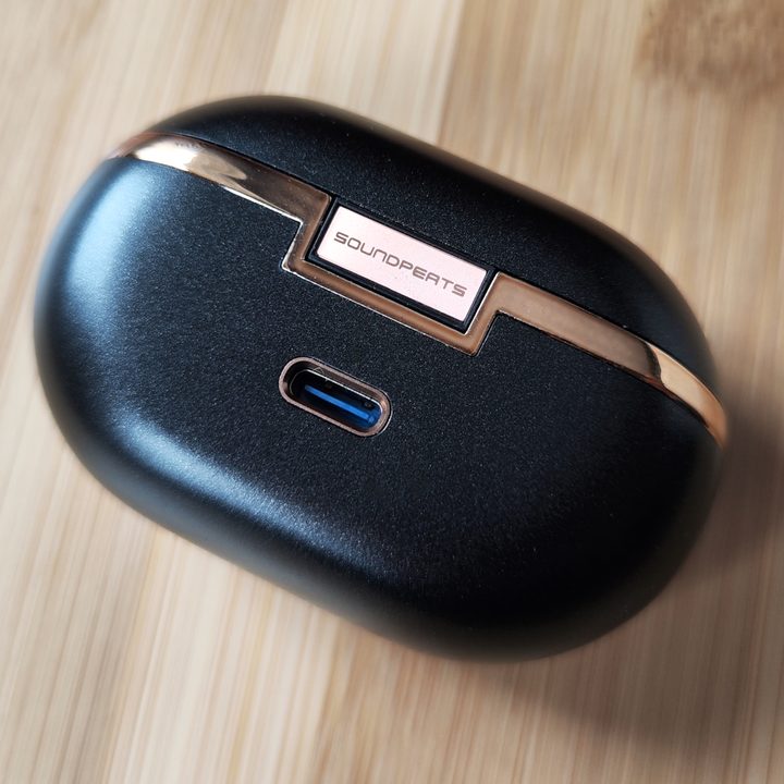 SoundPeats Opera05 charging case rear.