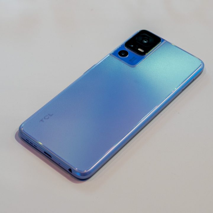 TCL 40 SE back design.