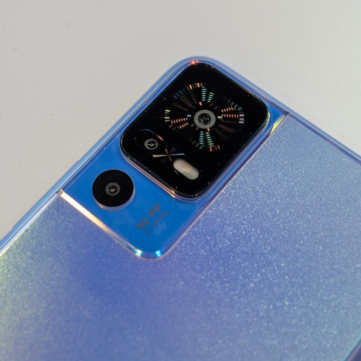 TCL 40 SE camera pod.