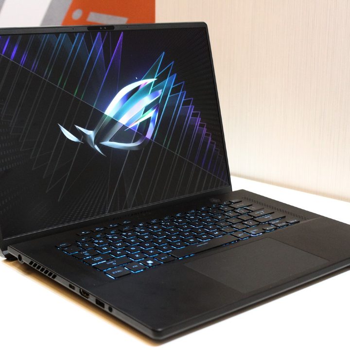 The ROG Zephyrus M16 at a demo table.