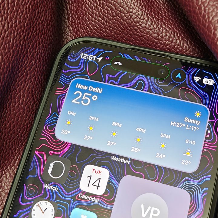 Dynamic Island call and navigation.