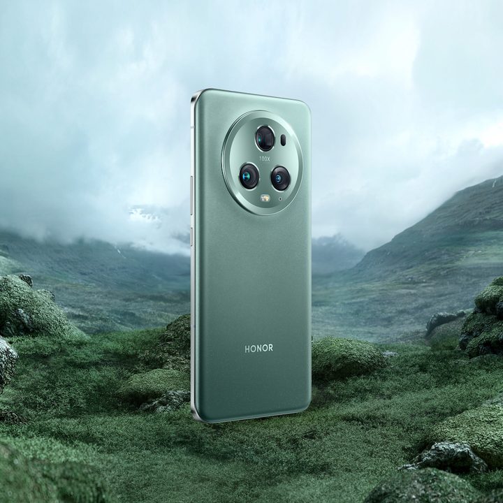 The Honor Magic5 Pro in Meadow Green.