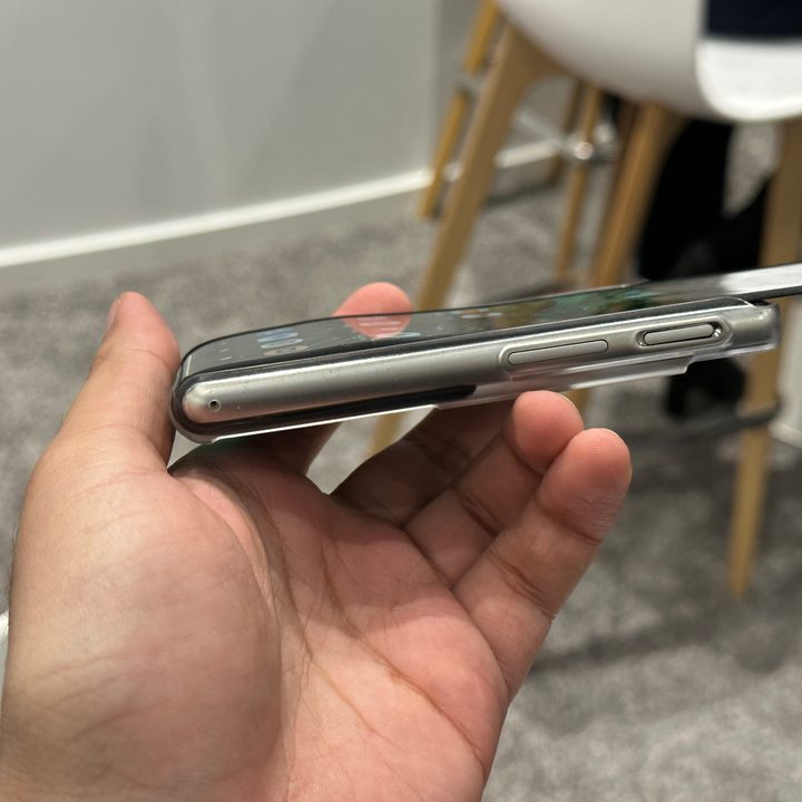 Motorola Rizr display coming off.