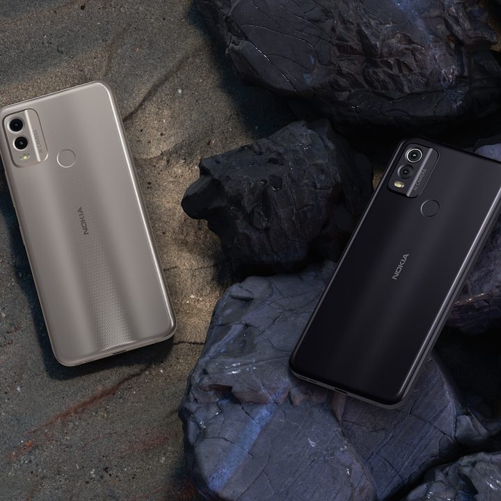The Nokia C22 in its two colors, gold and black.