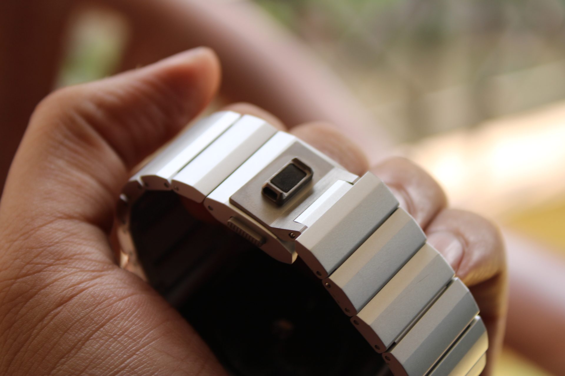 Nomad Aluminum Band magnetic clasp.
