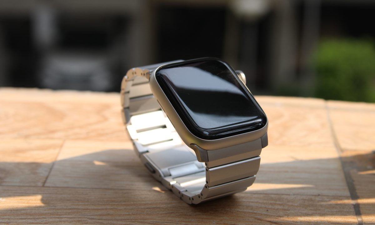 Apple Watch SE 44mm with Nomad Aluminum Band.