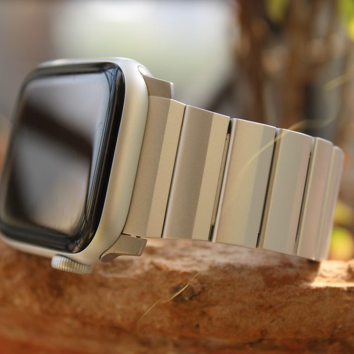 Nomad Aluminum Band on Apple Watch SE.