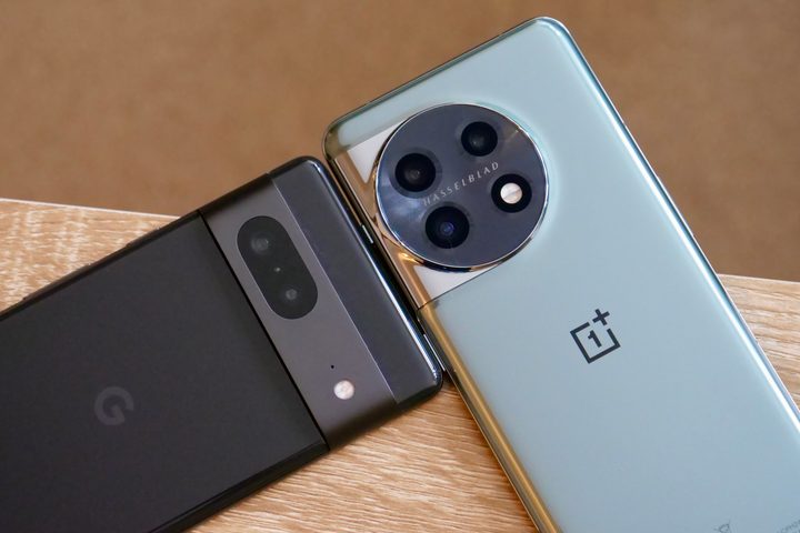 The OnePlus 11 and Pixel 7's camera modules.