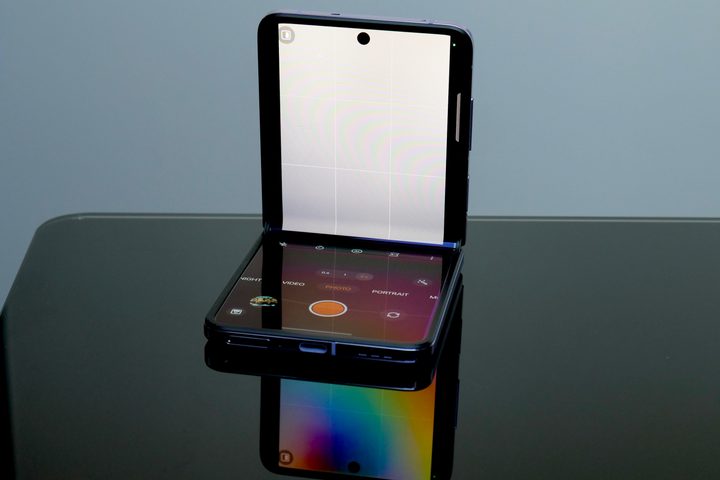 The split screen viewfinder mode on the Oppo Find N2 Flip.