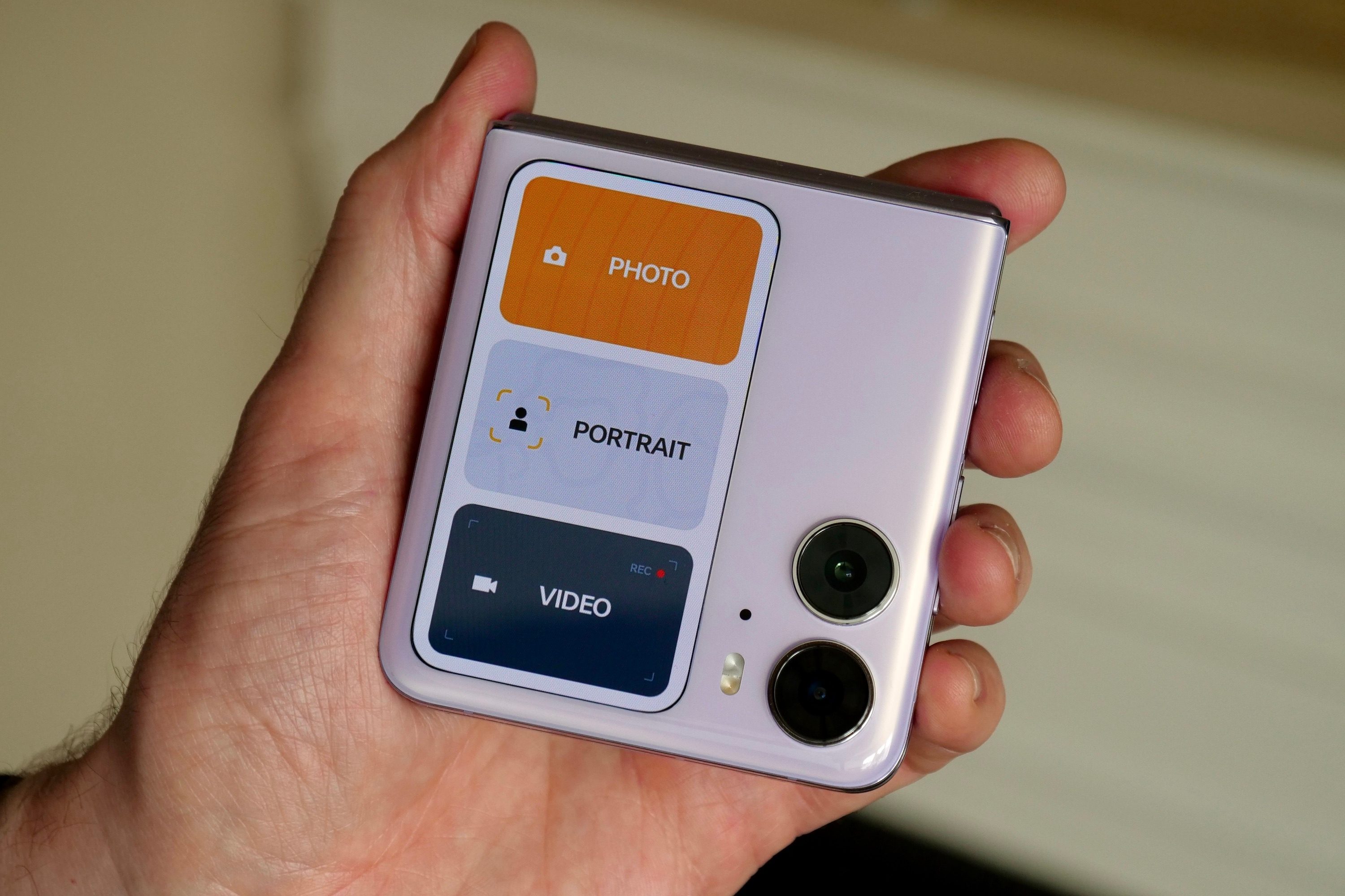 The camera widget on the Oppo Find N2 Flip's cover screen.