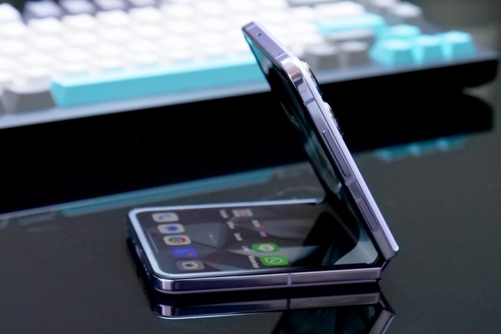The side of the partially open Oppo Find N2 Flip.