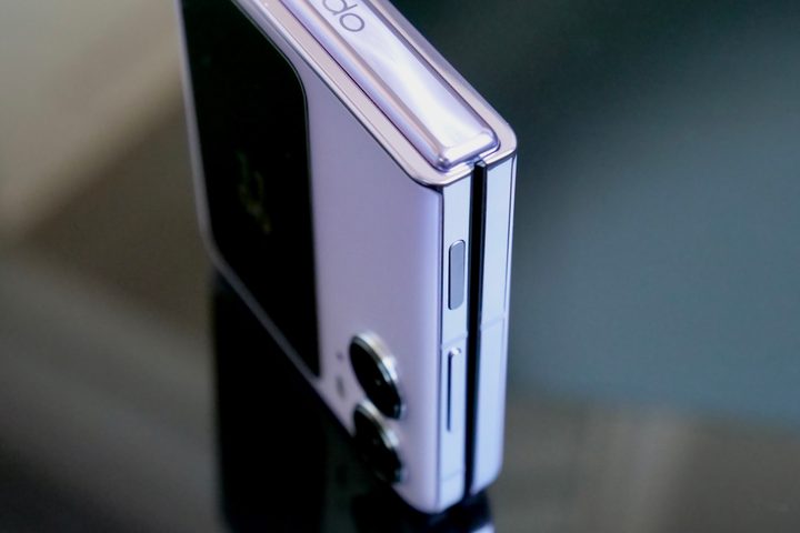 The top and side profile of the closed Oppo Find N2 Flip.