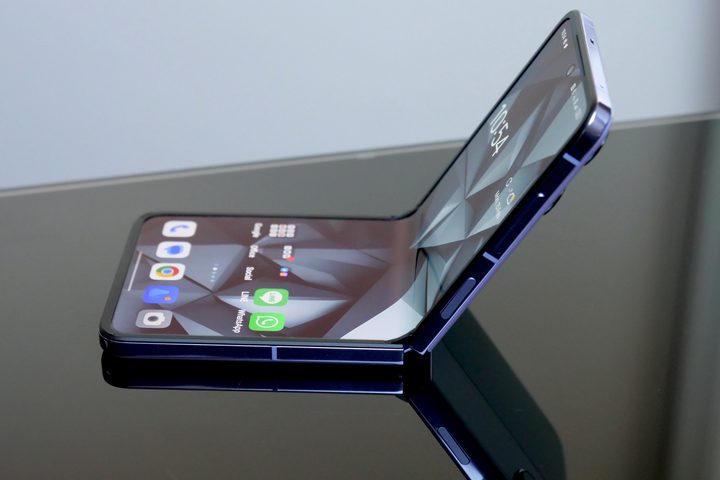 The side of the partially open Oppo Find N2 Flip.