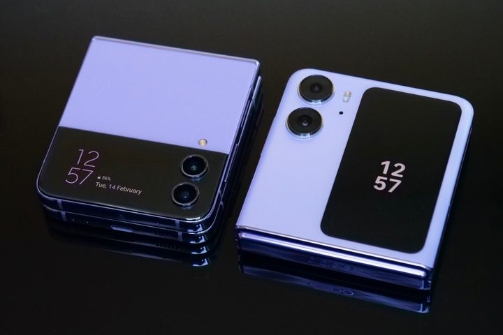 The closed Oppo Find N2 Flip alongside the closed Samsung Galaxy Z Flip 4.