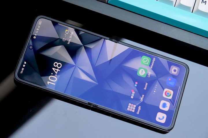 The Oppo Find N2 Flip's open screen.