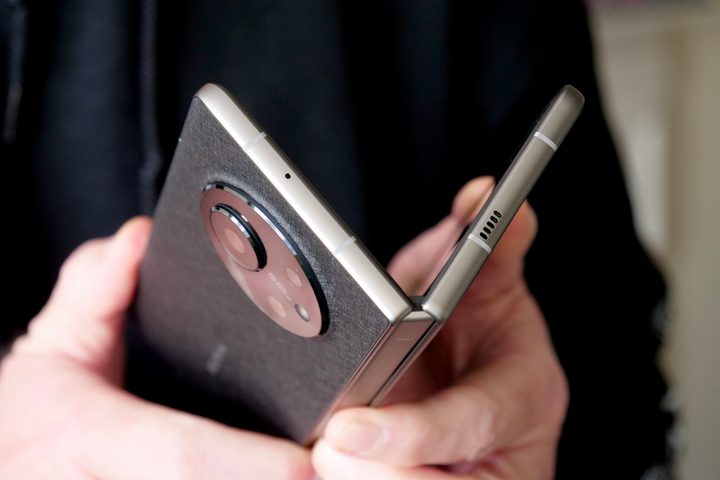 Closing the Tecno Phantom V Fold.