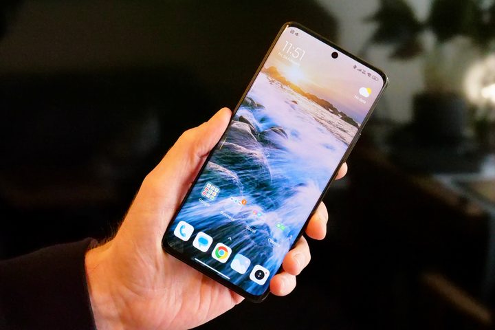 The Xiaomi 13 Pro's screen, held in a person's hand.