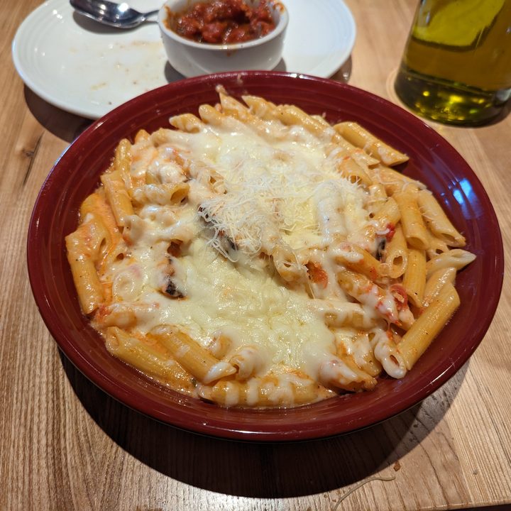 Google Pixel 7 Pro photo of a past dish in a red bowl.
