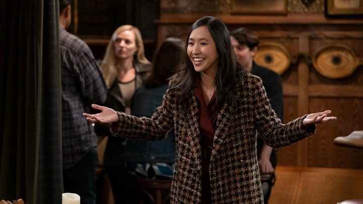 Ellen standing in the bar smiling, arms outstretched in a scene from How I Met Your Father.