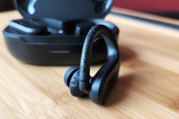 JBL Endurance Peak III powerhook detail.