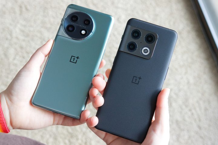 Someone holding the OnePlus 11 and OnePlus 10 Pro.