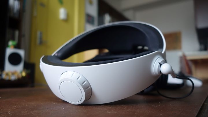 A back view of the PlaySttaion VR2, showing its adjustment dial.