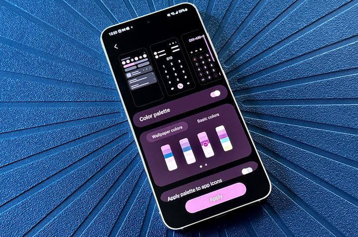 Changing the UI color palette on a Galaxy S23 to match wallpaper