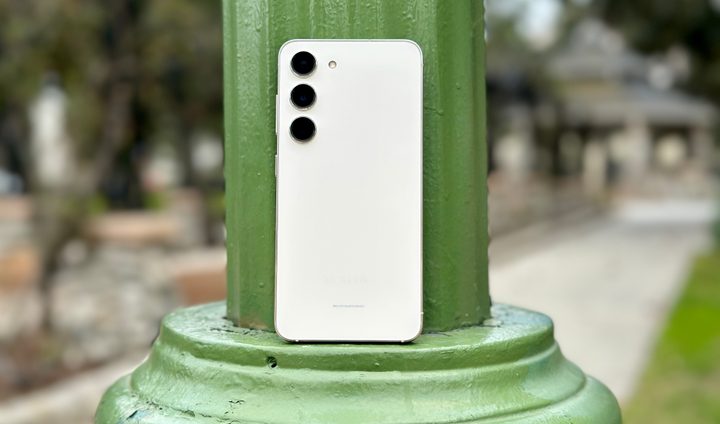 Samsung Galaxy S23 leaning on green lampost