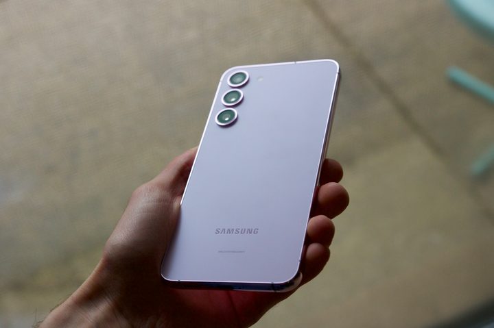Someone holding the pink Samsung Galaxy S23 Plus.