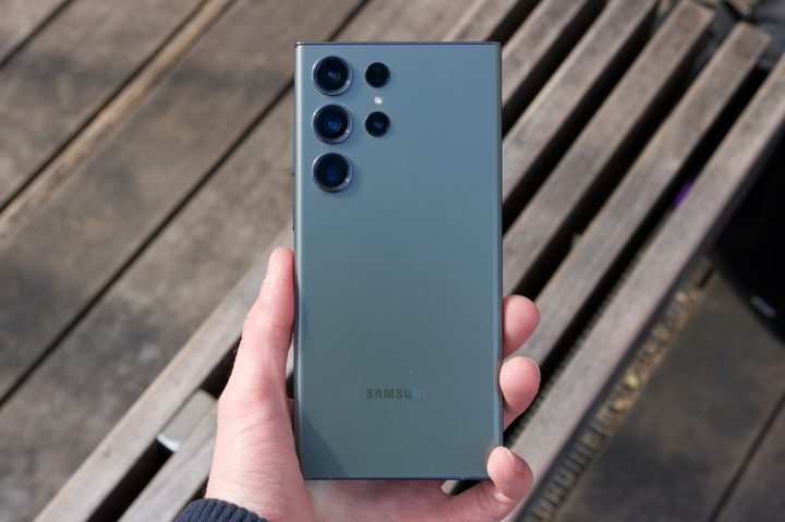 Someone holding the Samsung Galaxy S23 Ultra, showing the green back.