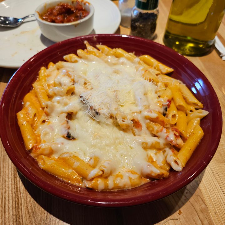 Galaxy S23 Ultra photo of a past dish in a red bowl.