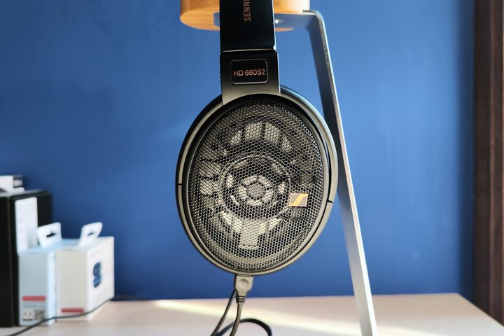 Side view of Sennheiser HD 660S2.