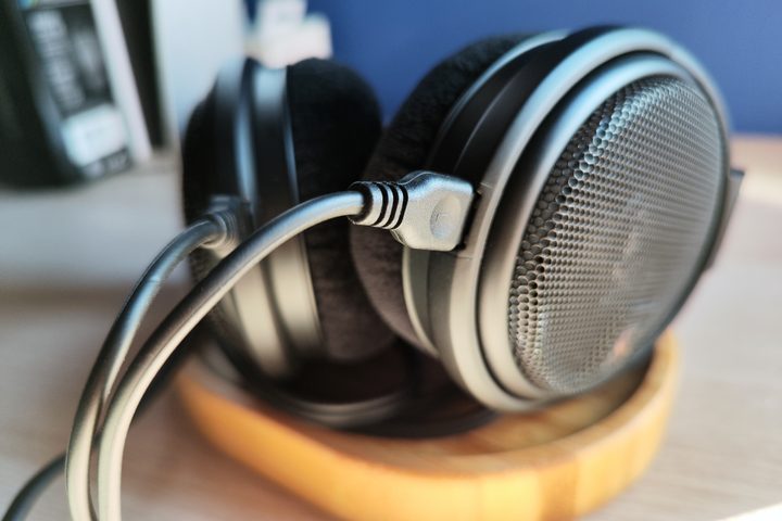 Cables close-up of Sennheiser HD 660S2.