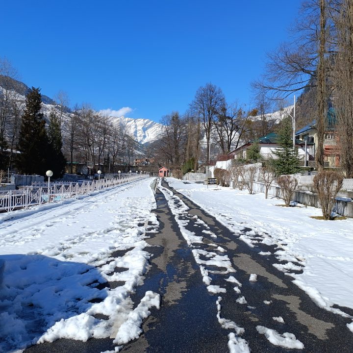 Snow covered mountain road captured by Redmi Note 12 Pro Plus at 200MP.