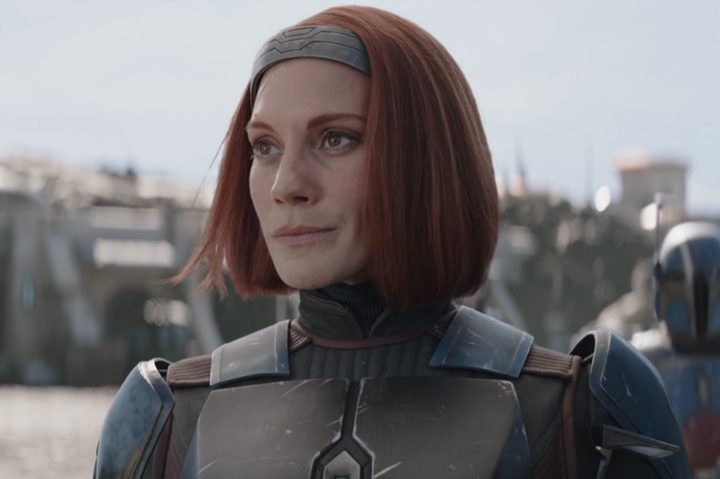 Bo-Katan stands with her helmet off in The Mandalorian season 3 episode 5.