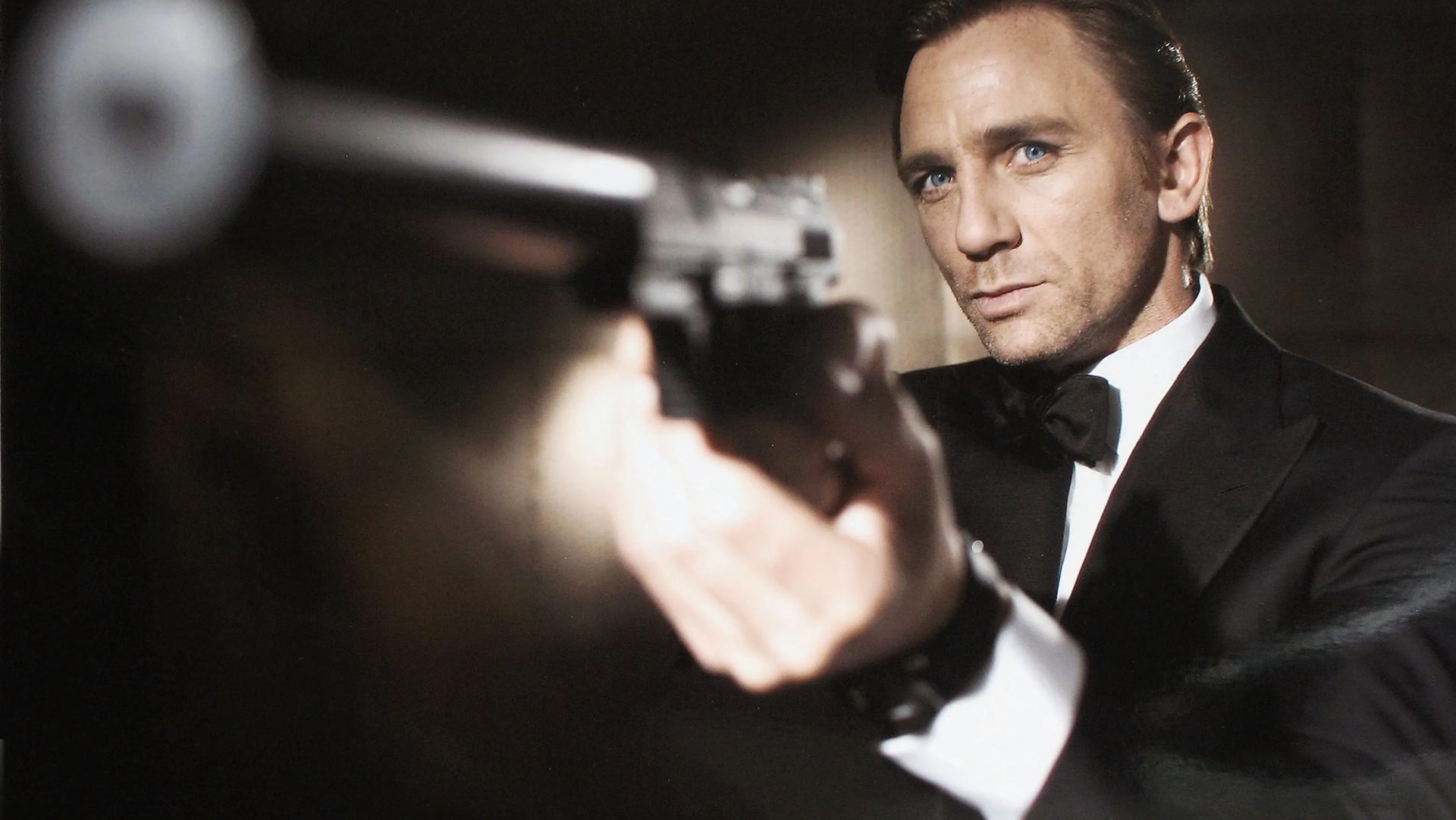 Daniel Craig as James Bond aiming his handgun in Casino Royale.
