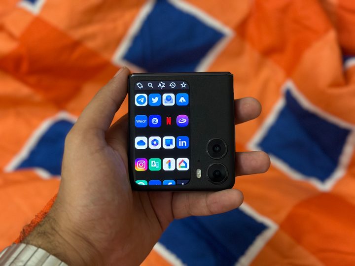 CoverScreen OS app on the Oppo Find N2 Flip cover display.