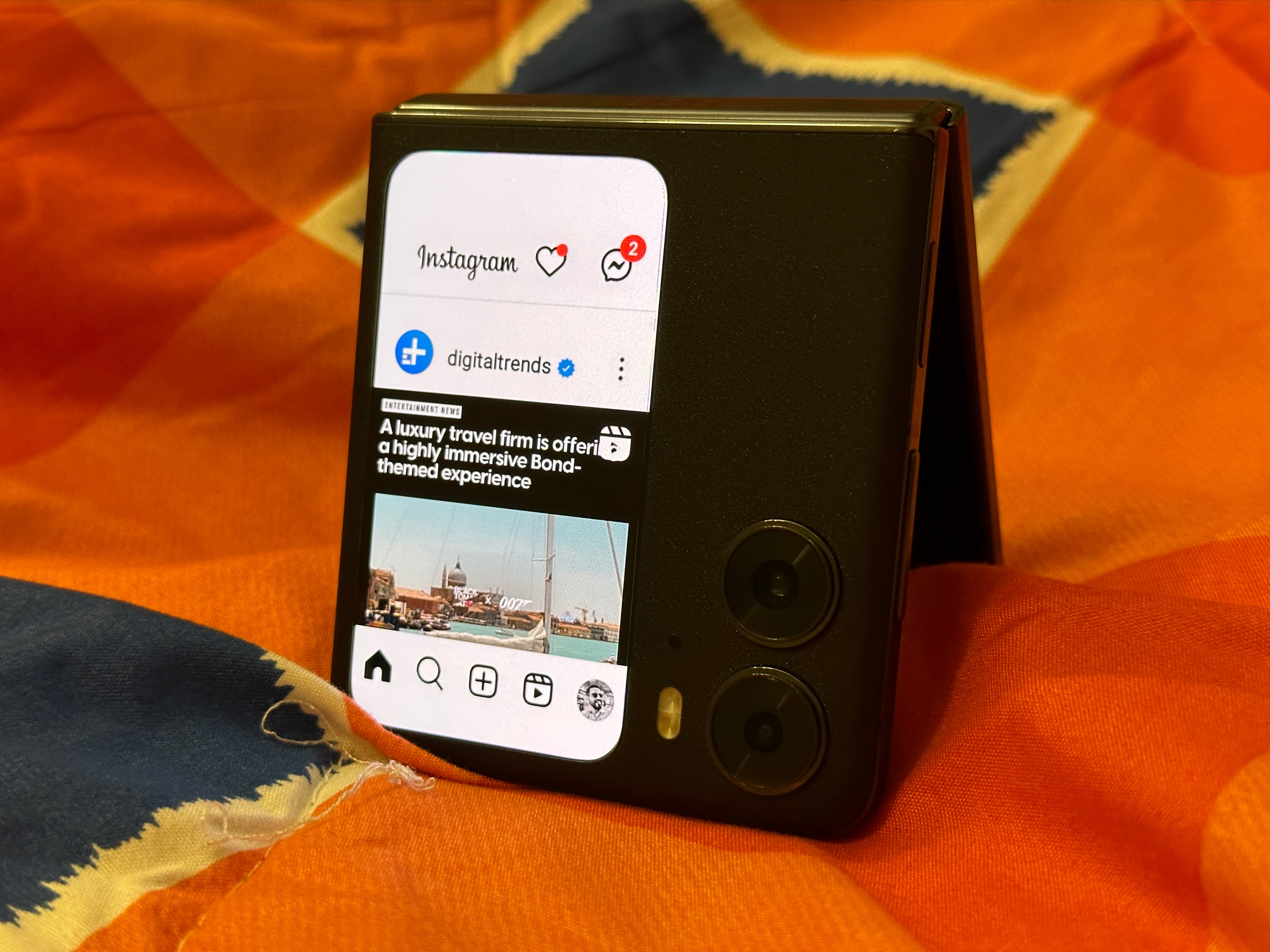 CoverScreen OS app on the Oppo Find N2 Flip cover display.