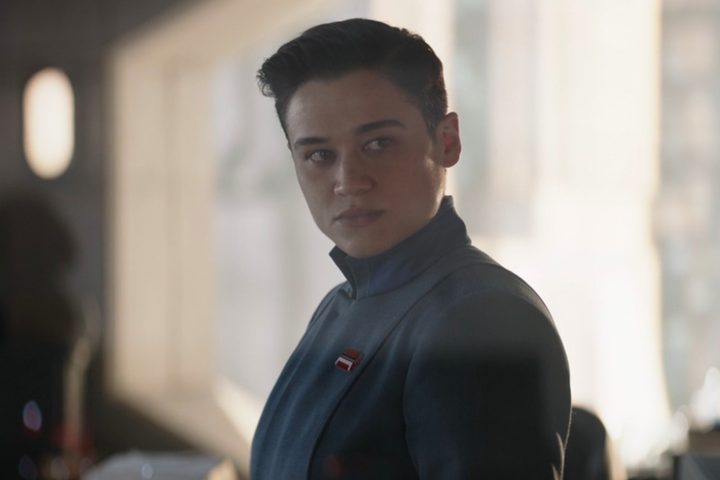 Elia Kane stands in a New Republic office in The Mandalorian season 3 episode 5.