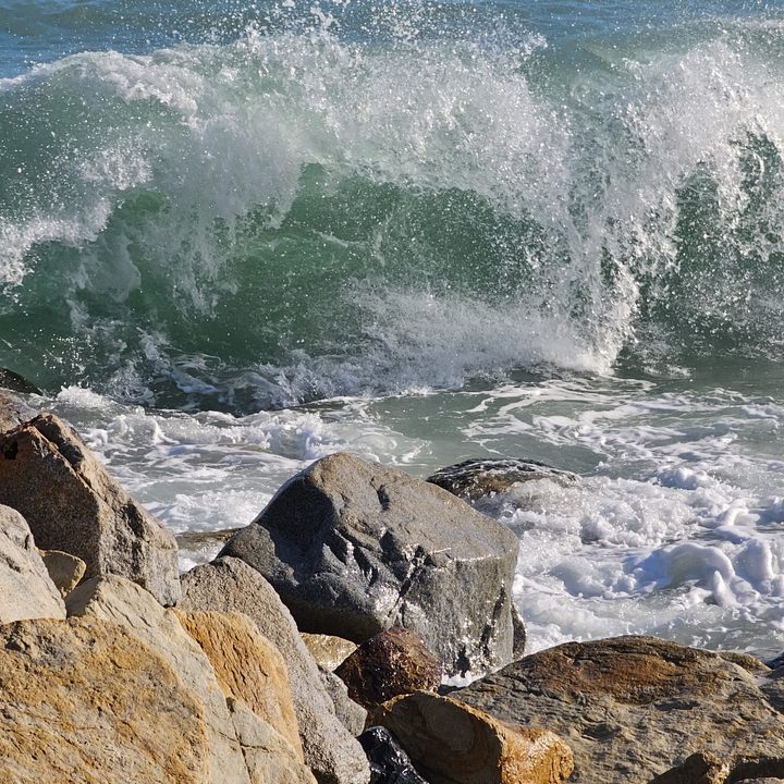 Water hitting the rocks captured using Galaxy S23 Ultra 10x zoom.