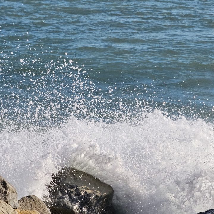 Water hitting the rocks captured using Galaxy S23 Ultra 10x zoom.